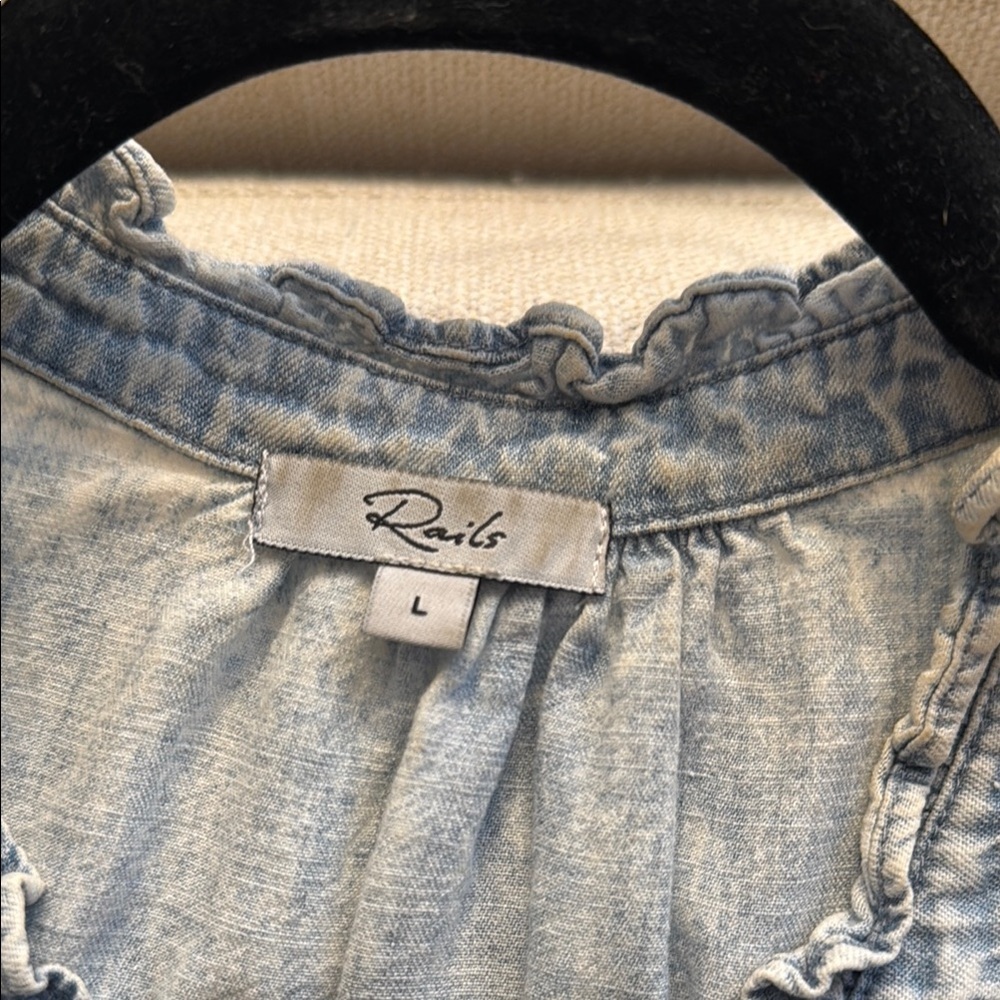 Women's Rails Ruthie Denim Ruffle Sleeve Top Acid Wash Chambray size large - Picture 8 of 8